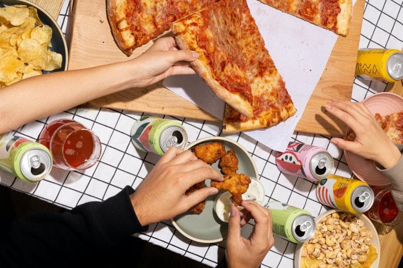 Makan besar mendekati jam tidur bisa saja membuat kita sakit perut dan aktivitas tidur terganggu. (Unsplash)