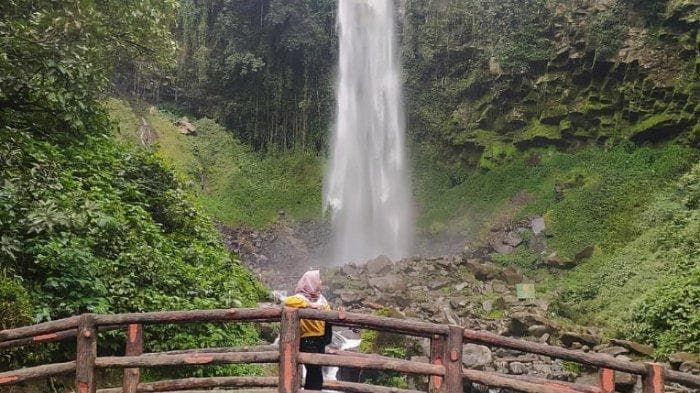 Jembatan kayu di depan air terjun yang konon bisa bikin pasangan putus cinta. (Instagram/meliya_januarti17 via Tribunnews)