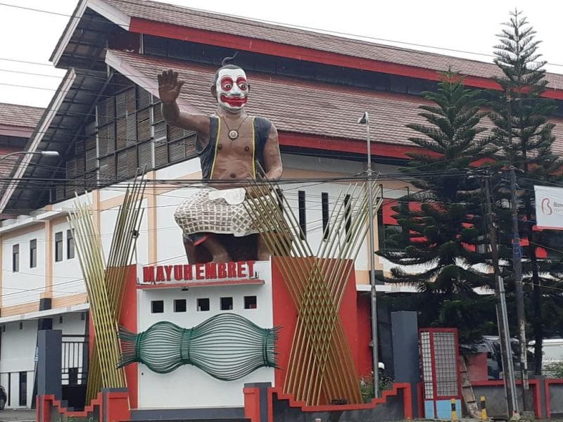 Patung Bawor membawa kudi di Pasar Manis, Purwokerto, Banyumas. (Kompas/Wilibrordus Megandika Wicaksono)