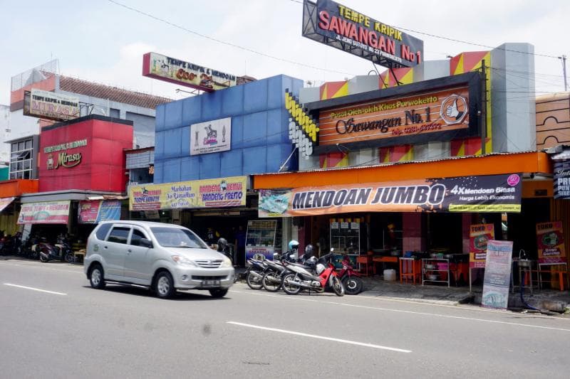 Toko Sawangan No.1, penyedia mendoan jumbo di Purwokerto. (Kompas/Megandika Wicaksono)