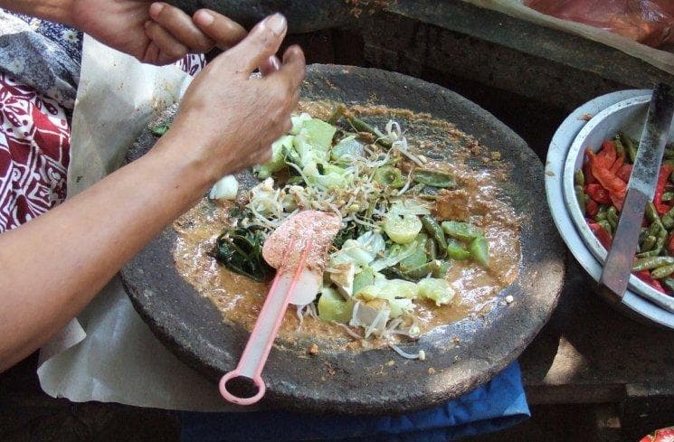 Sayur pada hidangan lotek langsung dicampurkan menjadi satu ke dalam bumbu kacang. (Guideku)