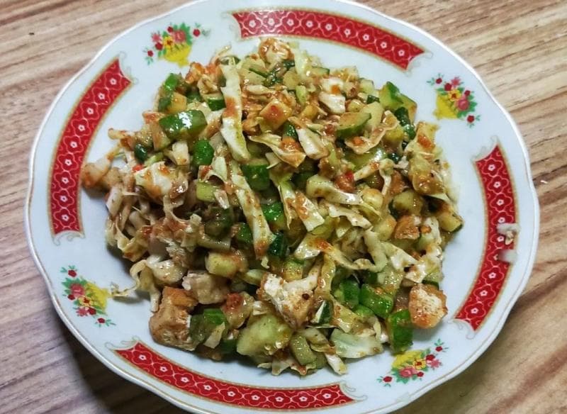 Lotek mentah, menjadi salah satu jenis lotek yang bisa kamu temukan di Bandung. (Instagram/Sandrawidyo)