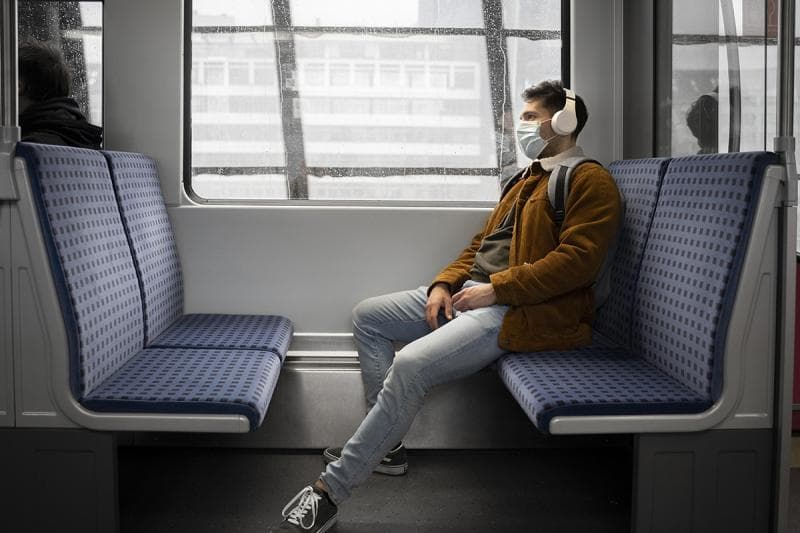 Kereta menjadi transportasi publik yang banyak dipilih anak muda untuk travelling. Selain murah, kereta juga nyaman dan bebas macet. (Envato)