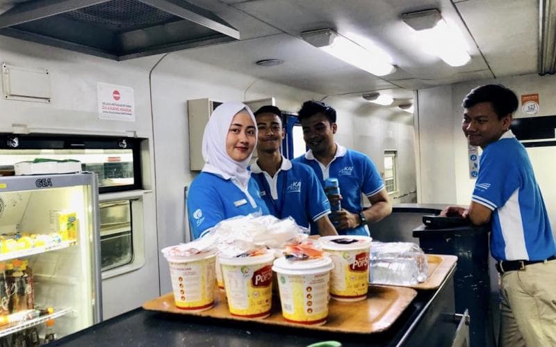 Gerbong restorasi merupakan gerbong yang menyediakan berbagai makanan dan minuman untuk para penumpang. (Ngopibareng/Arif Afandi)