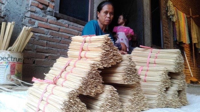 Perajin tusuk satai. (Tribunjateng/Rifqi Gozali)