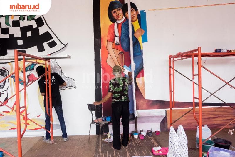 Mural dan grafiti memiliki medium yang sama, namun teknis dan tujunannya berbeda. (Inibaru.id/ Audrian F)<br>