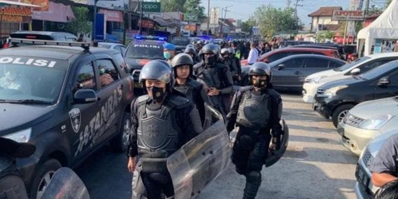 Aparat kepolisian masih menjaga ketat area pesantren. (Dream/Detik)