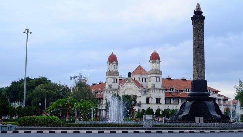 Meski menjadi ibukota provinsi, harga kos dan makanan di Semarang nggak bisa dibilang mahal. (wikipedia)