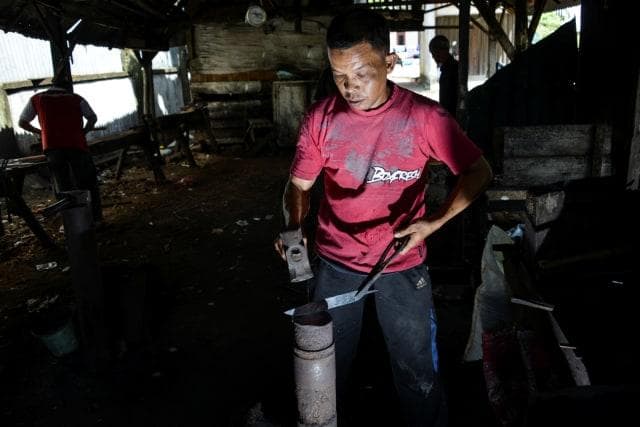 Ilustrasi: Pandai besi kebanjiran pesanan pisau jelang Iduladha. (Kumparan/AFP/Chaideer Mahyuddin)