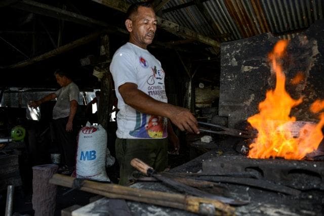Pisau digunakan untuk menguliti atau memotong daging hewan kurban. (Kumparan/AFP/Chaideer Mahyuddin)