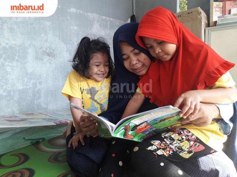 Hessa bersama dua buah hatinya. (Inibaru.id/ Dyana Ulfach)<br>