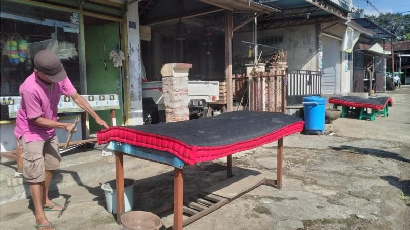 Kasur merah dan hitam khas Desa Kemiren, Banyuwangi. (Okezone/MPI/Avirista)