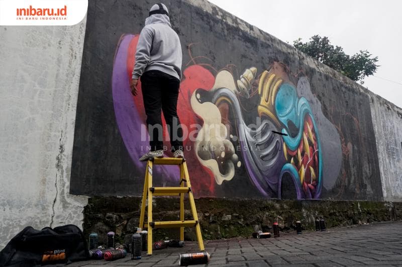 Swodshit, salah satu penggambar grafiti di Semarang. (Inibaru.id/ Audrian F)<br>