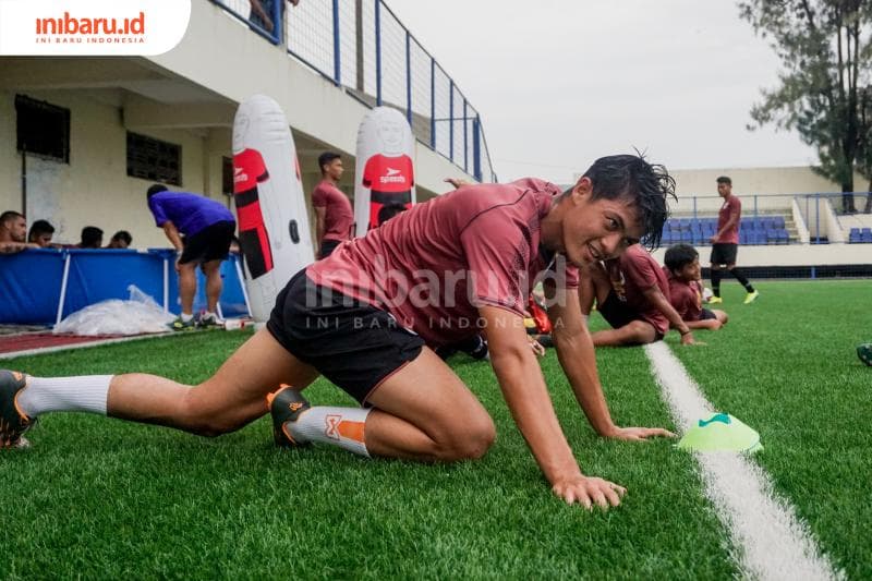 Alfreanda Dewangga melakukan cooling down setelah berlatih. (Inibaru.id/ Audrian F)<br>