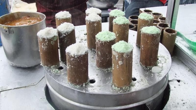 Cara pembuatan kue putu berbeda dari kue-kue pada umumnya. (topwisata.info)