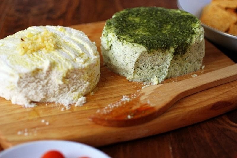 Keju yang terbuat dari kacang almond merupakan salah satu pengganti keju dari susu sapi. (Onegreenplanet)