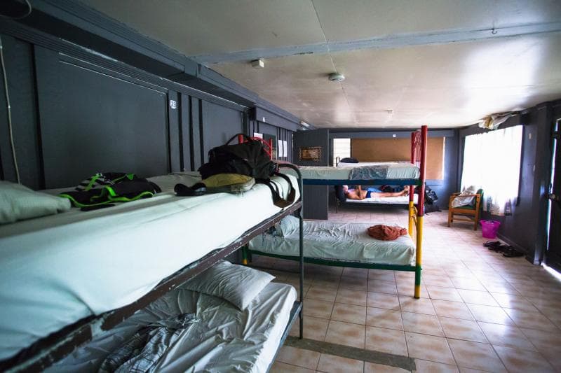 Cari tahu terlebih dahulu review atau testimoni hostel yang akan kamu datangi. (Tripsavvy)