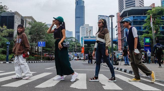 Sesama anak Jakarta 'perang' outfit di Citayam Fashion Week. (Suara/Alfian Winanto)