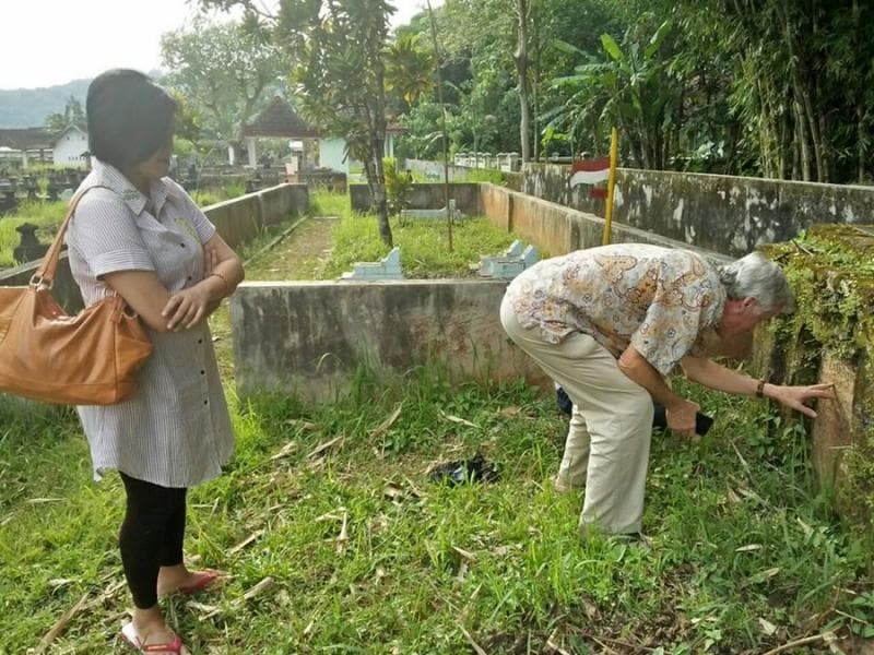 Carey yang tengah mengunjungi makam Kapten Hermanus Volkers van Ingen. (Twitter/ Hay Kulon Progo)