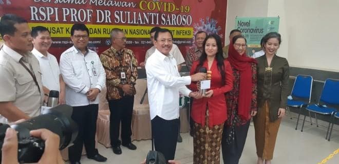 Menteri Kesehatan bersama tiga pasien corona yang sembuh. (Jambiindependent)
