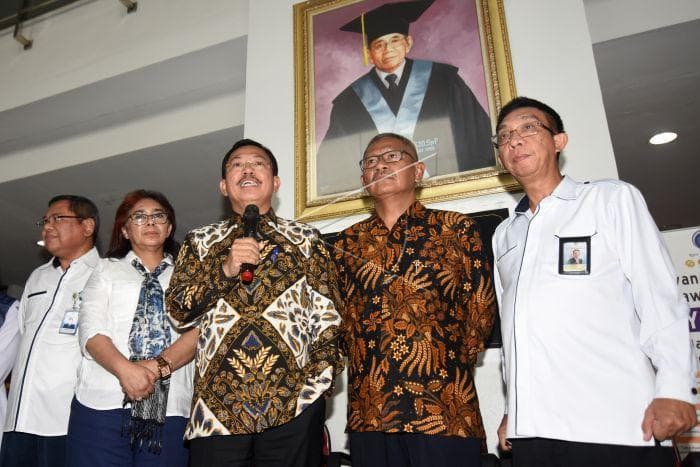 Menteri Kesehatan (tengah) bersama tim dokter laporkan perkembangan terbaru pasien corona. (ANTARA FOTO-Indrianto Eko Suwarso-aww.)