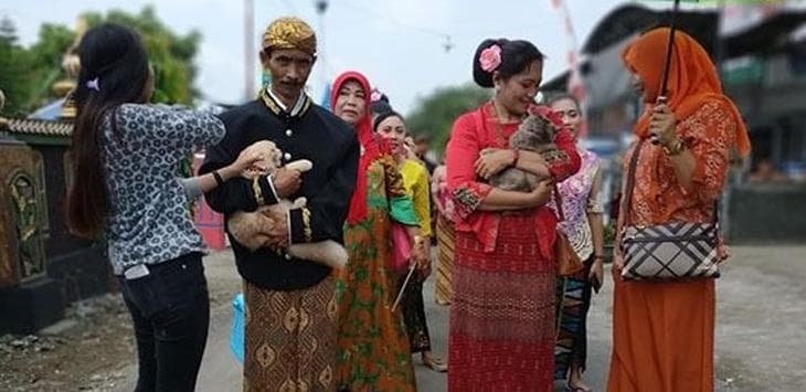 Dua kucing harus dibopong oleh laki-laki dan perempuan dengan pakaian pengantin. (Radar Tulungagung)