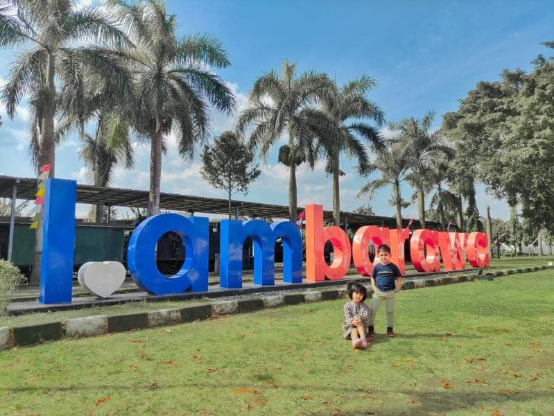 Hanya anak-anak yang mendapatkaan gratis tiket masuk. (PT Kereta Api Pariwisata)