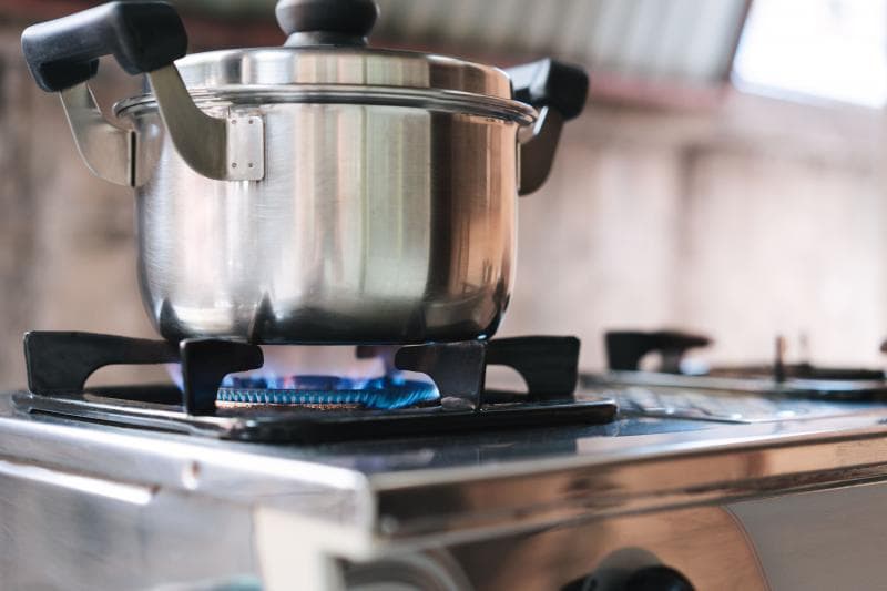 Gunakan air dan baking soda untuk membersihkan bodi kompor. (Kimbo)