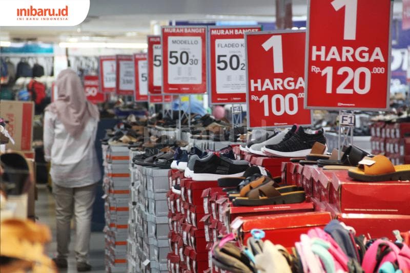 Ilustrasi: Selain untuk membeli barang, orang datang ke mal untuk berjalan-jalan. (Inibaru/Triawanda Tirta Aditya)