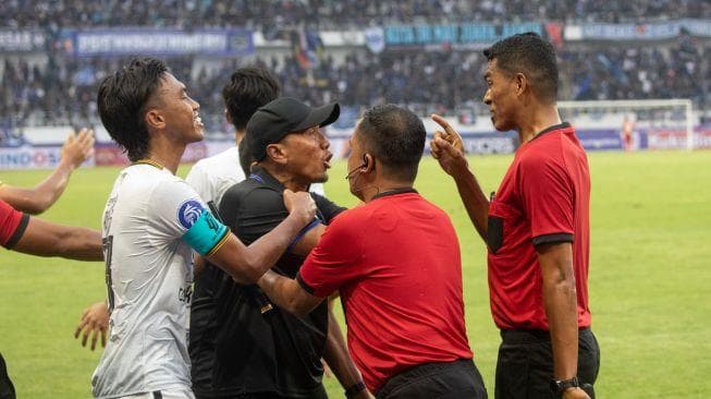 Kinerja wasit di Liga 1 masih jadi sorotan. (Suara/Antara Foto/Aji Setyawan)