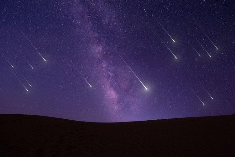 Hujan meteor bakal terjadi pada malam hari tanggal 29 sampai 31 Juli 2022 di langit Indonesia. (Shutterstock)