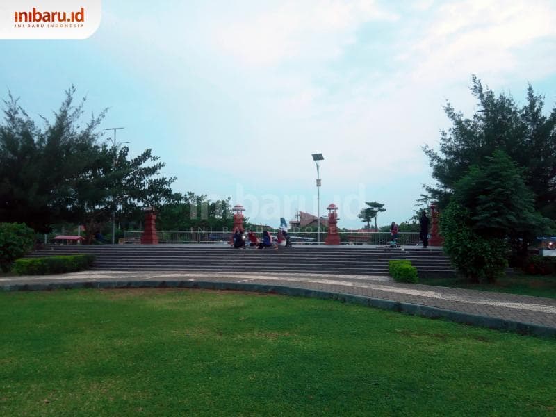 Plaza  menghadap langsung ke hamparan rumput hijau. (Inibaru.id/ Rafida Azzundhani)