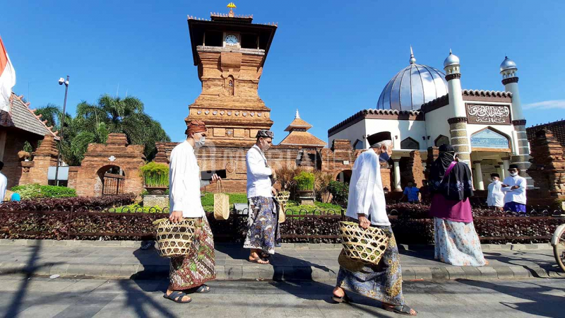 Peziarah yang membawa berkat buka luwur di area Makam Sunan Kudus. (Muria News)