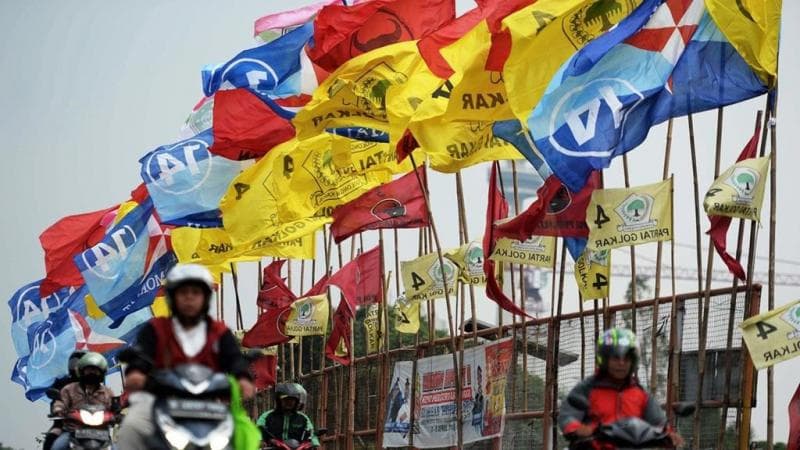 Bersiap-siaplah menyaksikan 'hiasan' warna-warni bendera parpol seperti ini. (Kompas/Wawan H Prabowo)&nbsp;&nbsp;