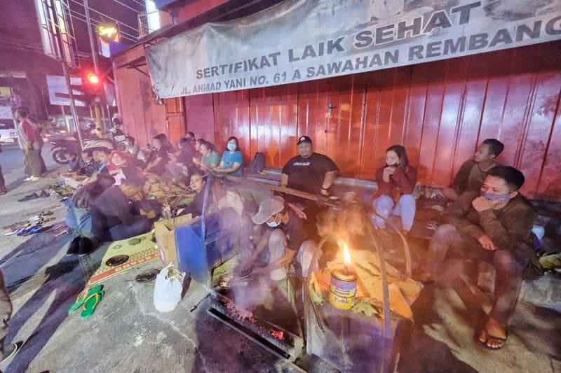 Penjual satai laler biasanya berjualan di depan kios atau ruko yang sudah tutup. (Facebook/Suroto A.md)
