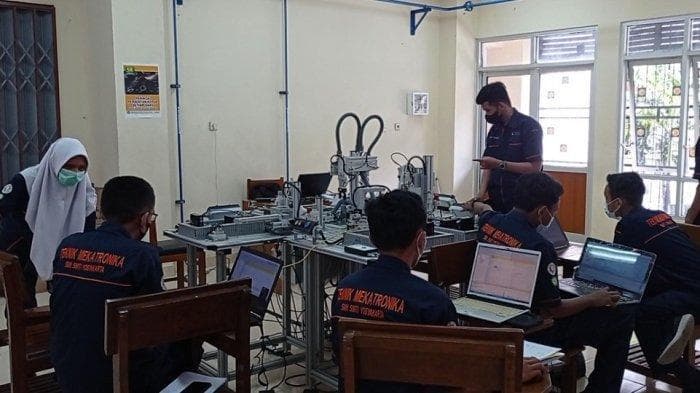 Siswa SMTI Yogyakarta sedang melakukan praktek. (Tribunjogja/Maruti Asmaul Husna Subagio)