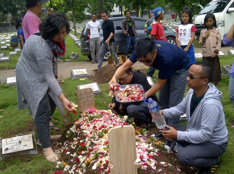 Bunga yang ditaburkan adalah mawar merah dan putih, melati gambir, sedap malam, kantil, melati, dan kenanga. (Okezone/Oris)