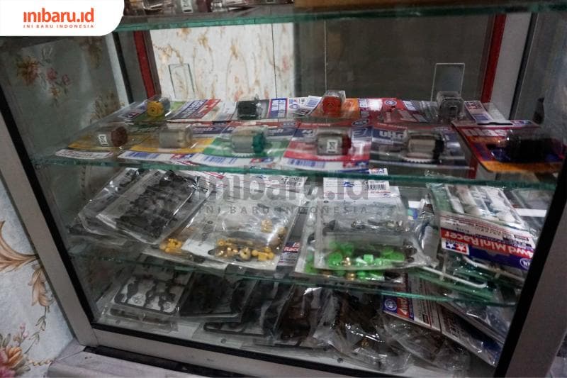 Spare part Tamiya juga dijual di sini. (Inibaru.id/ Audrian F )<br>