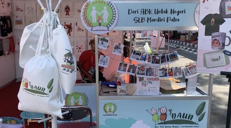 Produk bikinan anak berkebutuhan khusus dari SLB Mandiri Putra antara lain adalah tas, mug, kaus, dan pouch.&nbsp; (MPI/Andika Rachmansyah)