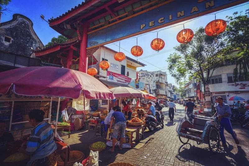 Di pintu masuk pecinan ini, dulu salah satu gerbang empat penjuru pernah didirikan. (jejakpiknik)