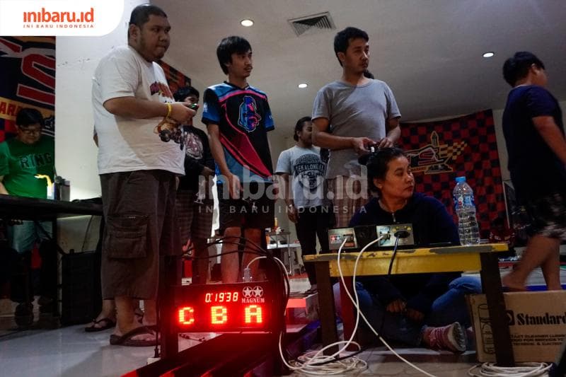 Bermain Mobil Mini 4WD bisa mendekatkan hubungan antara ayah dan anak. (Inibaru.id/ Audrian F)<br>