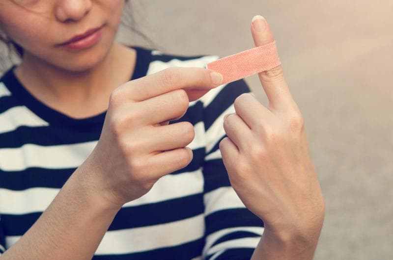 Agar luka tergores kertas cepat kering, gunakan salep antibiotik dan dan tutup dengan perban. (Jakpost/Shutterstock/Oatwa)