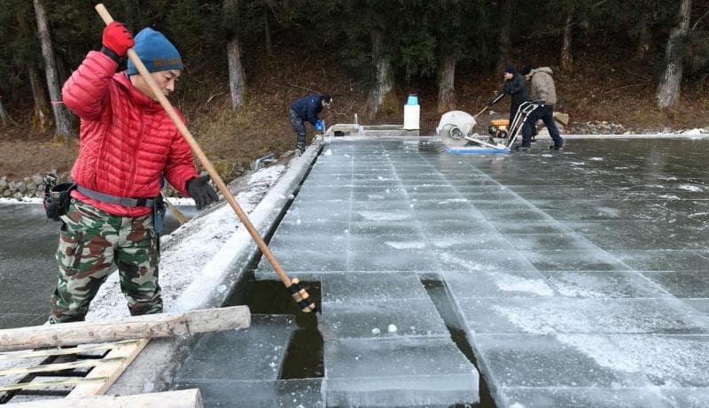 Toko Koji Morinishi di Tokyo, Jepang, masih menggunakan es alami untuk membuat kakigori. (Liputan6/AFP Photo/Toshifumi Kitamura)