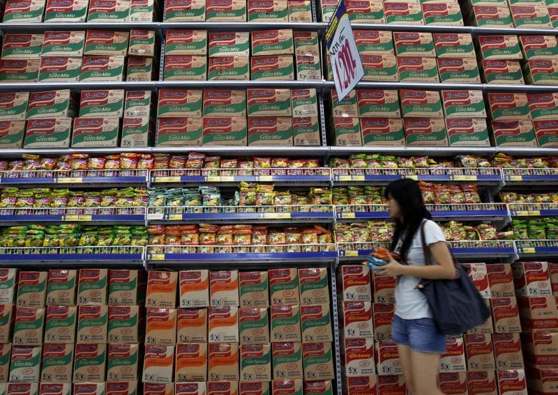 Harga mi instan memang sudah naik jika dibandingkan dengan saat awal 2022. (Reuters/Beawihart)