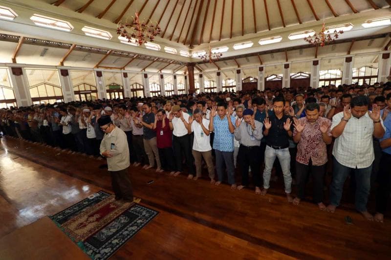 Salat Jumat dan salat berjamaah lainnya dilarang di wilayah dengan penyebaran virus corona yang tak terkendali. (Ayobandung.com/Irfan Al-Faritsi)