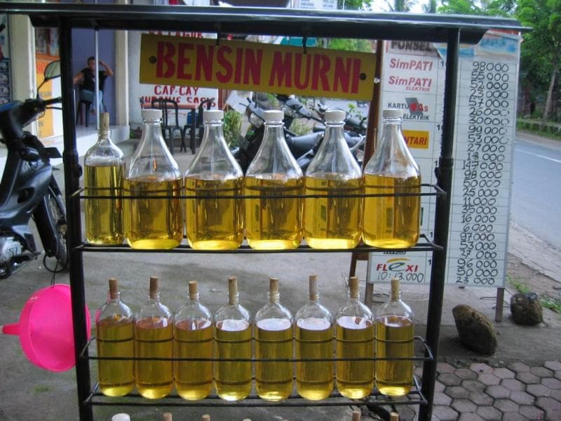 Risiko mengisi BBM di penjual bensin eceran. (Ototis.com)