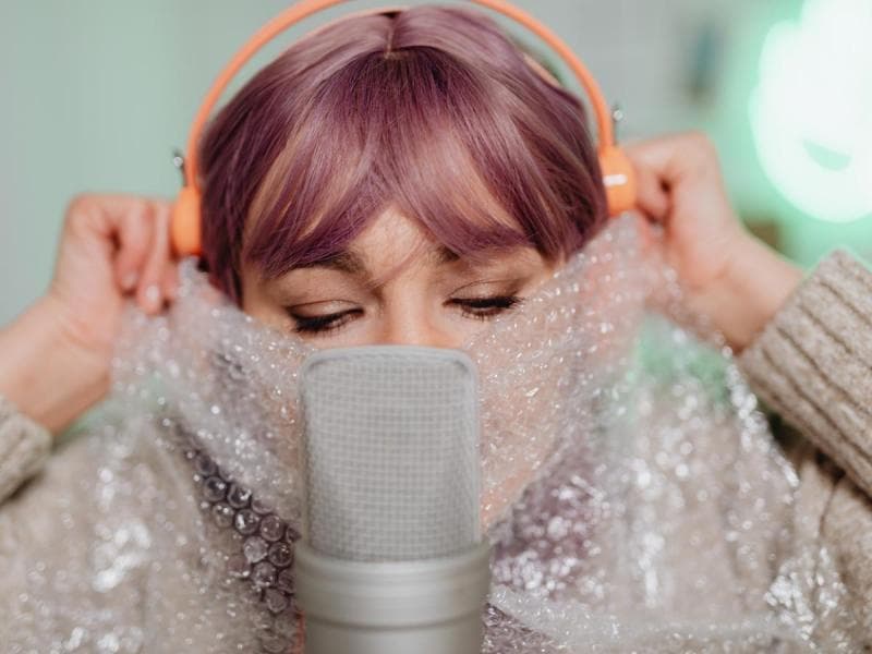 Menurut ahli, sensasi merinding saat menonton ASMR karena ingatan menyenangkan masa lalu kembali saat kita melihat video tersebut. (Liputan6/Pexels/Karolina Grabowsk)