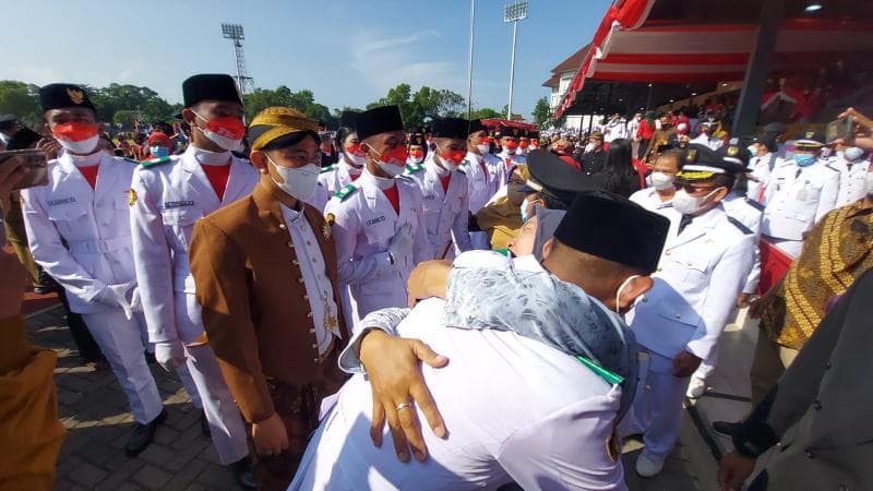 Petugas Paskibra menangis karena bendera gagal berkibar saat upacara bendera di Solo. (Joglosemarnews.com/Ando)