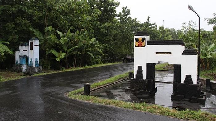 Satu tugu dibangunan Kasultanan Yogyakarta, dan tugu lainnya dibangun Kasunanan Surakarta. (Tirto/Kabar Handayani/Bara)