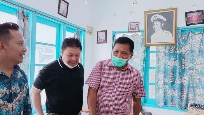 Foto Yos Soedarso terpampang di dalam rumah. (Suara Merdeka/Surya Yuli P)